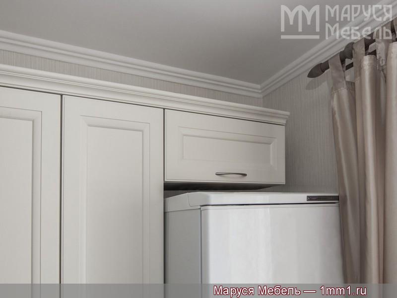 Маленькая современная кухня: Шкаф над холодильником