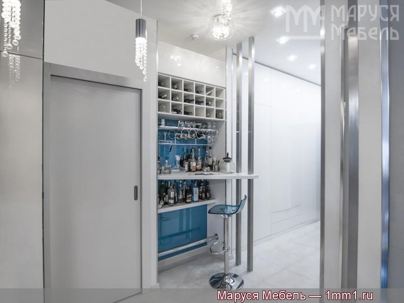 Шкафы в коридор: Кухонный гарнитур, переходящий в белоснежные шкафы