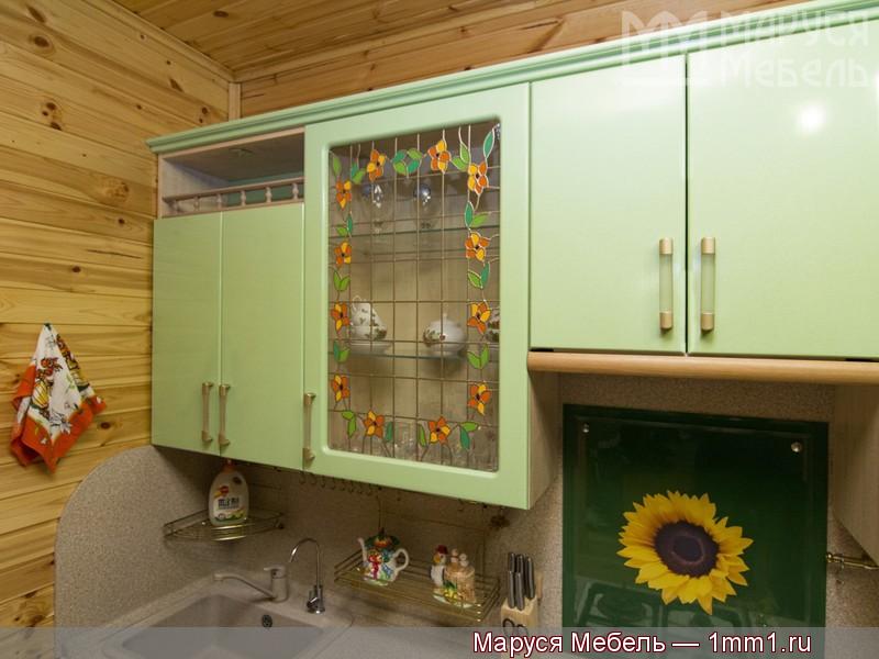 Интерьер салатовой кухни: Шкаф под встроенную вытяжку