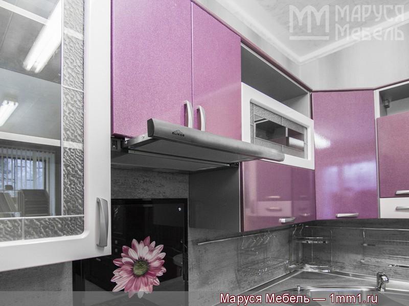 Кухня фиолетовых тонов: Встроенная в шкаф вытяжка