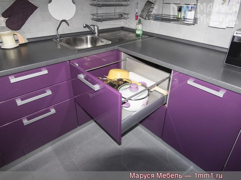 Большая фиолетовая кухня: Выкатной ящик с доводчиком