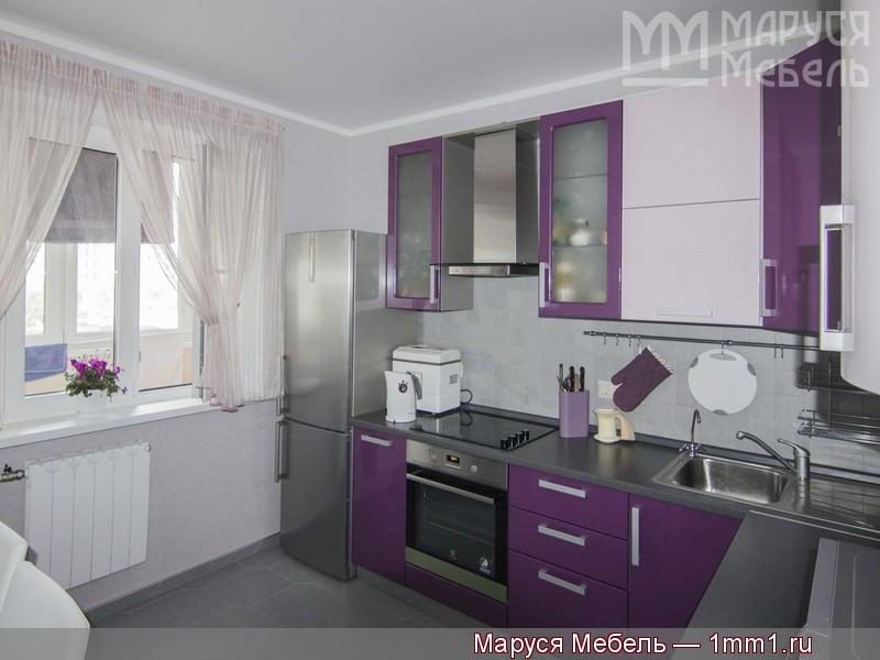 Большая фиолетовая кухня: Вид кухни с окном