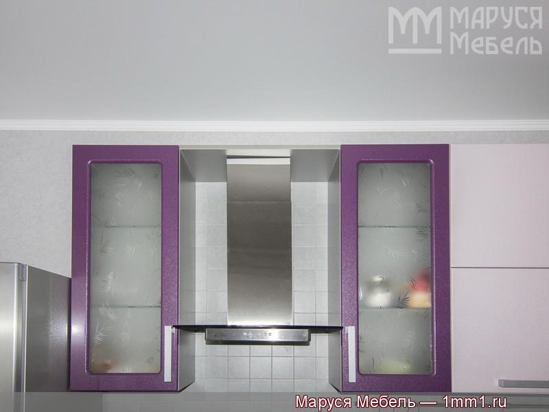 Большая фиолетовая кухня: Витрины со стеклянными полками