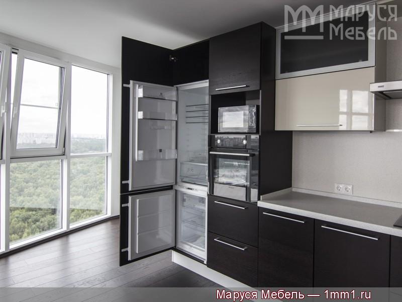 Кухня шпон эмаль: Холодильник, встроенный в пенал с дополнительной полкой наверху