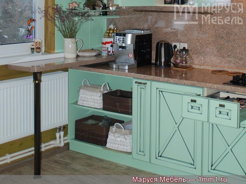 Фото кухни фисташкового цвета: Барный стол у окна