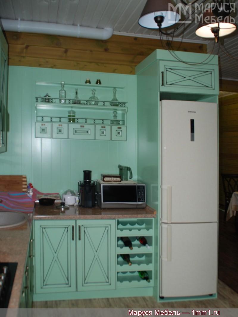 Фото кухни фисташкового цвета: Холодильник в нише