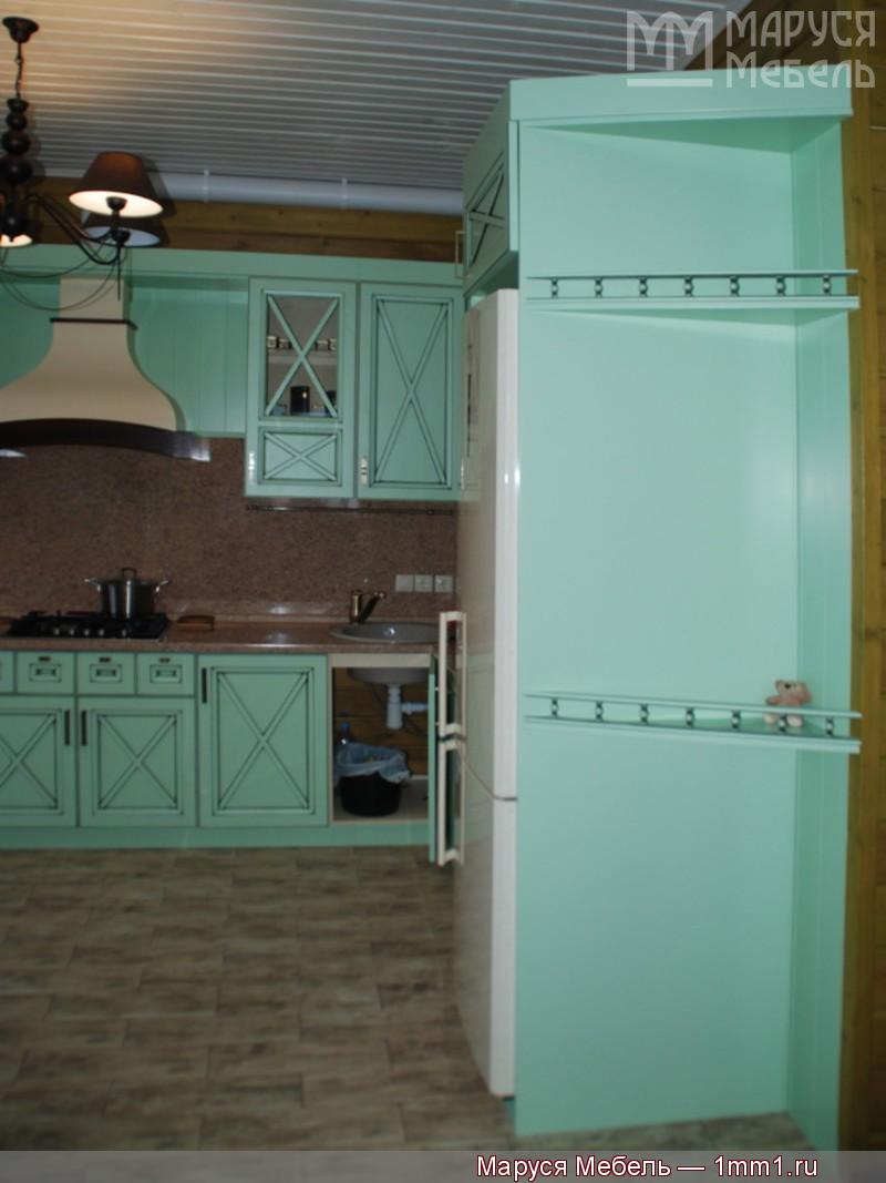 Фото кухни фисташкового цвета: Полки у входа