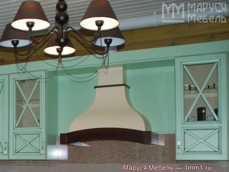 Фото кухни фисташкового цвета: Багет вытяжки в контраст с фасадами