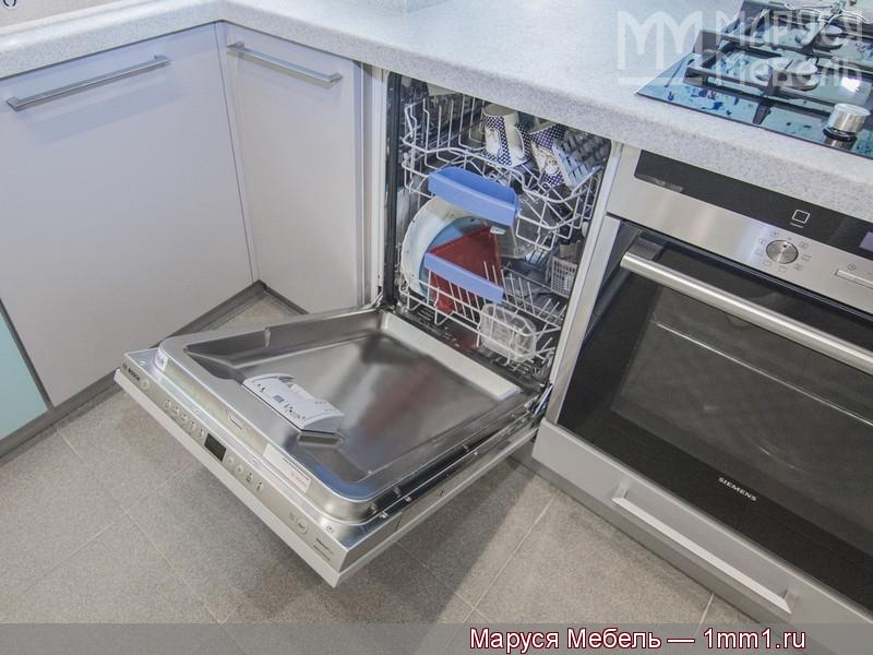 Кухня голубых тонов: Встроенная посудомоечная машина Bosch 45