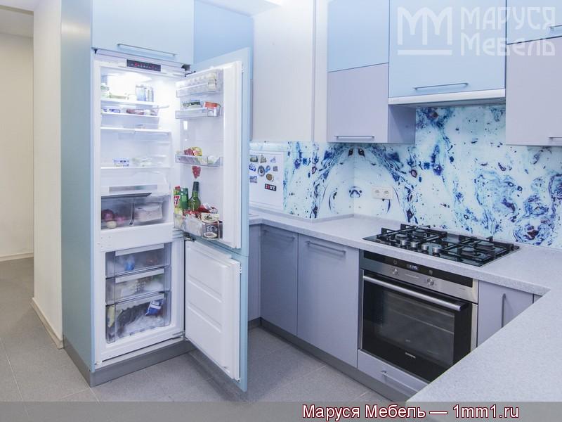 Кухня голубых тонов: Встроенный холодильник