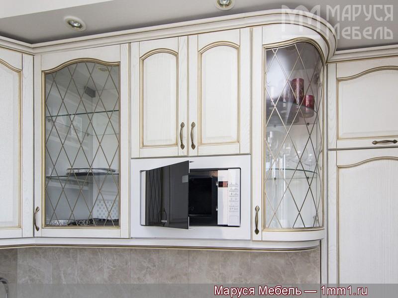 Классическая белая кухня: Встроенная микроволновая печь