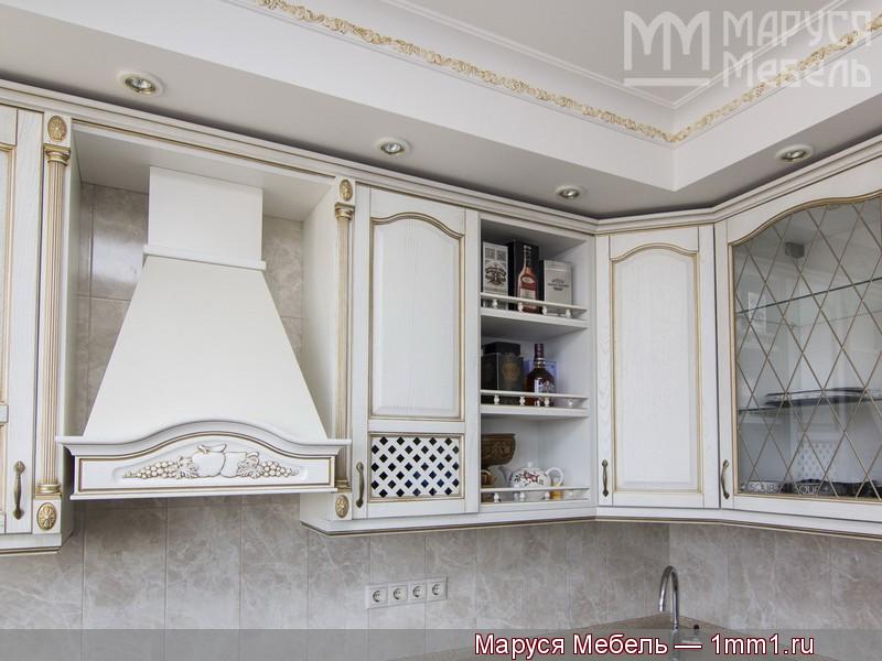 Классическая белая кухня: Открытая декоративная полка с балюстрадами