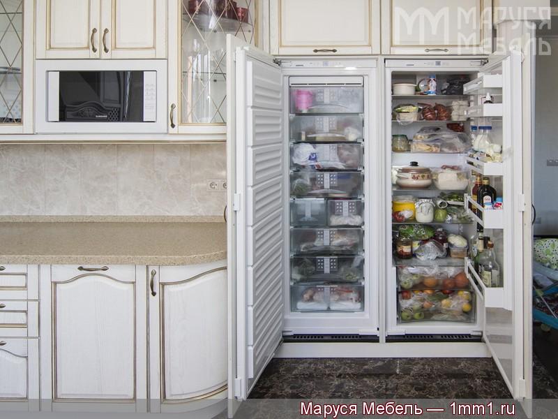 Классическая белая кухня: Встроенные морозильник и холодильник