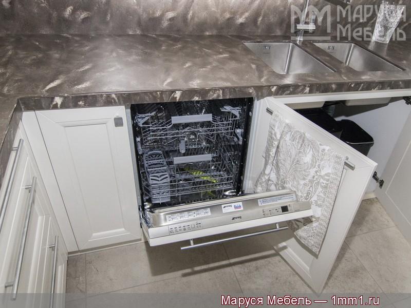 Большая современная кухня: Встроенная посудомоечная машина
