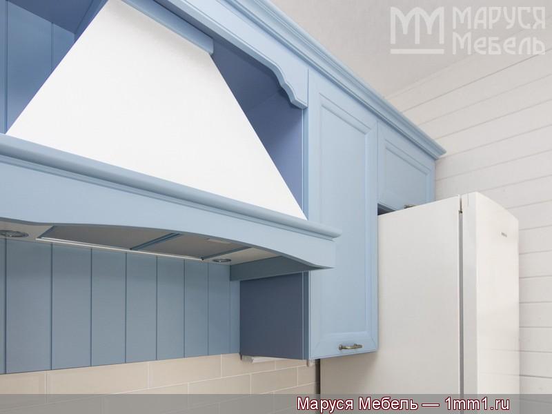 Дизайн кухни Прованс: Боковины и менсола над шкафами из ламинированной ДСП с подбором цвета