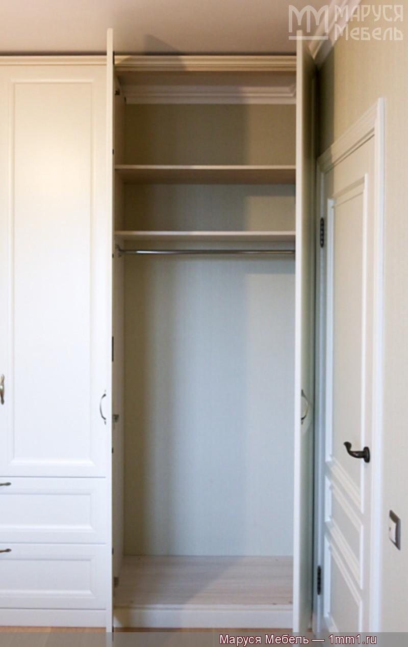 Шкафы в комнату: Встроенный шкаф с распашными фасадами