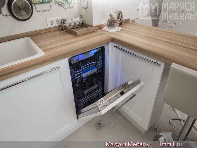 Современная П образная кухня: Встроенная посудомоечная машина 45 см Bosch