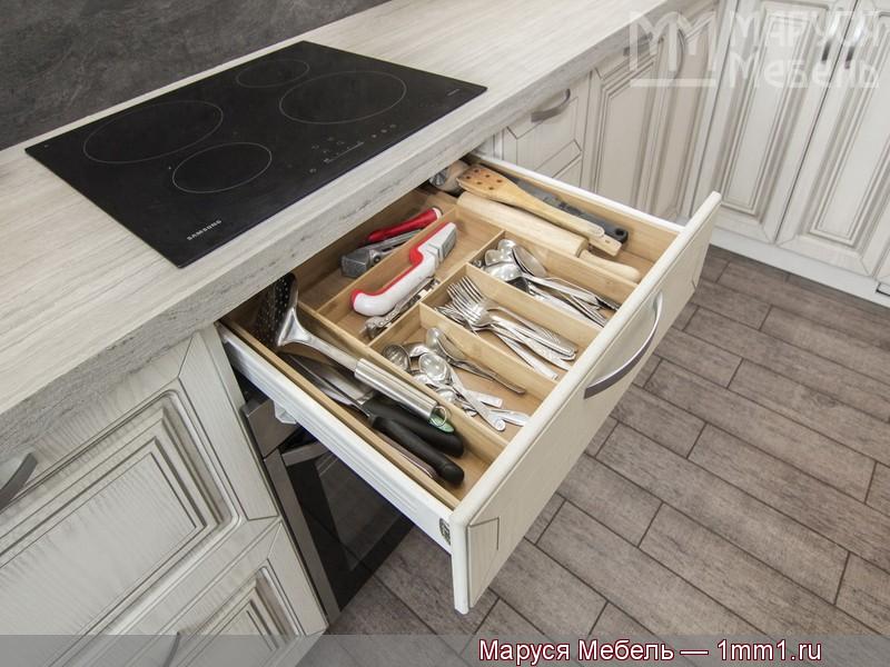 Кухня высокие шкафы: Ящик над духовкой для столовых приборов