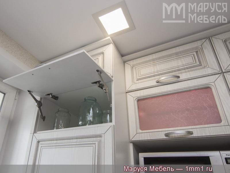 Кухня высокие шкафы: Шкаф над холодильником. Подъёмники коленного типа.