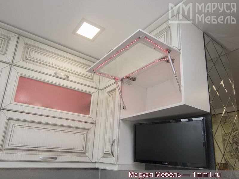 Кухня высокие шкафы: Шкаф над телевизором. Подъёмники газовые.